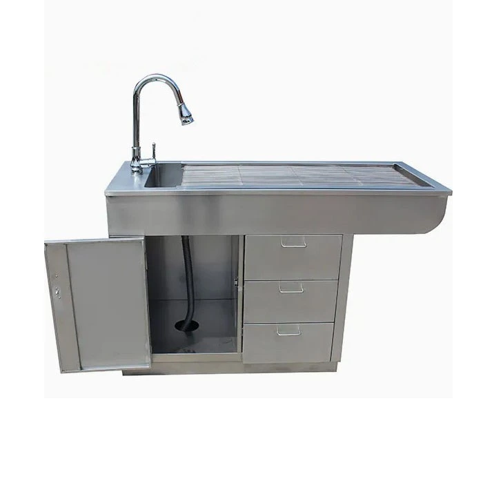 Eläinklinikan lemmikkieläinten hoitopöytä